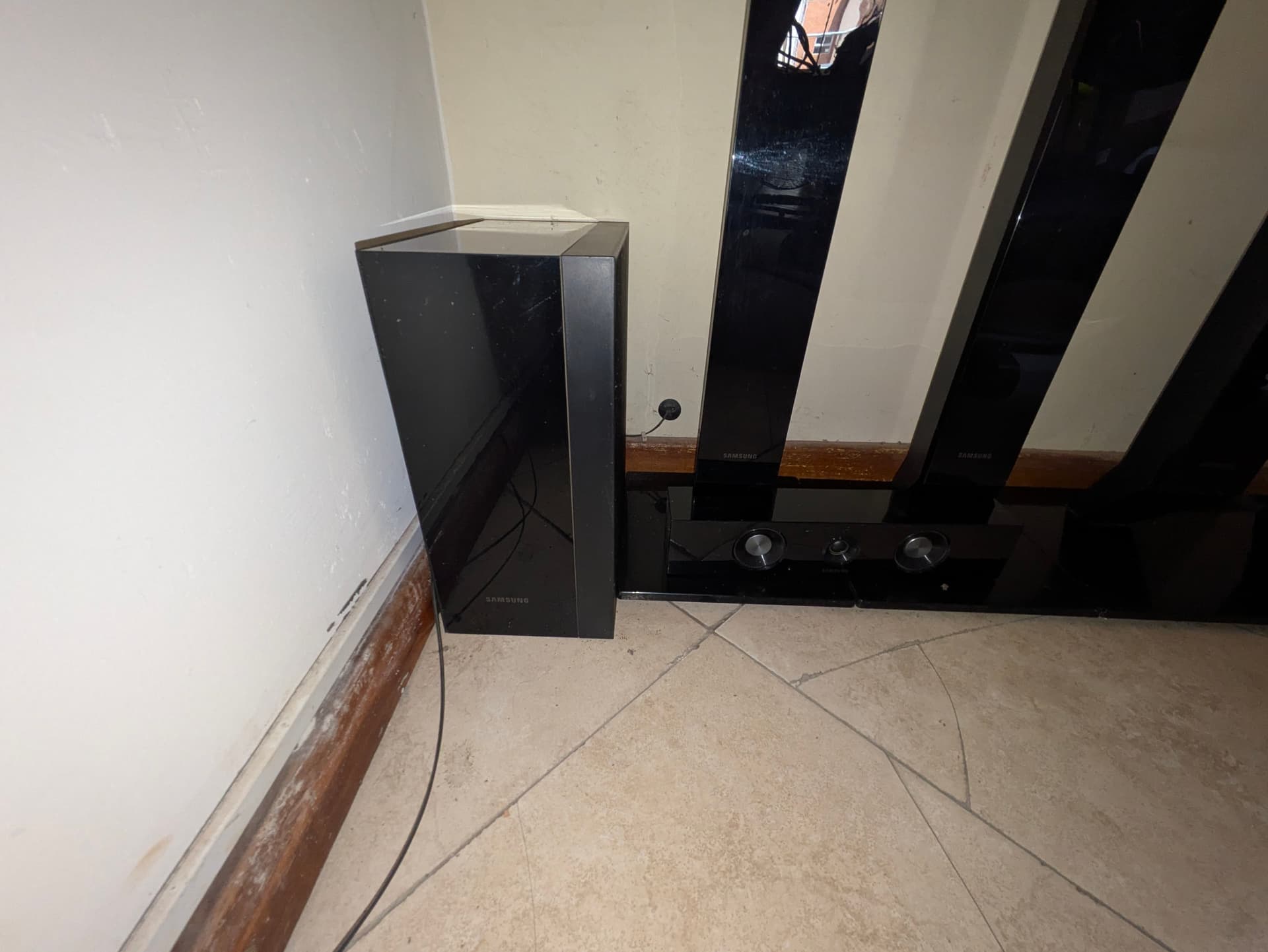 Photo by https://trato-hecho.nyc3.digitaloceanspaces.com/nextImages/f002f2d3-6acd-454a-8b8a-e87894a5de15-3-sistema-de-sonido-home-theater-samsung-51-completo-PXL_20260314_163453141.jpg